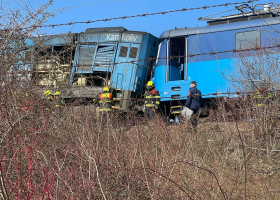 Čelní střet dvou vlaků v Praze. Jeden zraněný