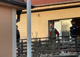 Muž spadl z balkónu. Na místě policisté zajistili jednu osobu. Případ rozplétá kriminálka
