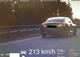 Tesla jela po dálnici 213 km za hodinu. Řidiči hrozí deset tisíc pokuta a zabavení řidičáku