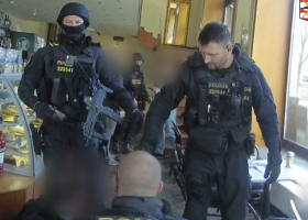 Brňan s plynovkou děsil zákazníky. Ostří hoši z prvosledu mu domluvili i za pomocí samopalu MP7