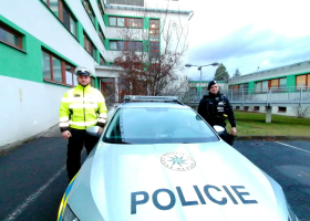 Policisté jsou na místě velmi často první. Musí umět pomoci v jakékoliv situaci. Hlídka z Mělníka to nedávno dokázala