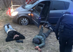 Až varovné výstřely zastavily řidiče, který převážel migranty. Měl jich 13 v autě