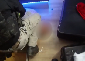 Recidivista se bál trestu. Došla si pro něj kriminálka, pohled do hlavně samopalu ho skoro rozbrečel