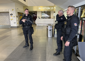Zásah na letišti. Muž měl odpálit zábavní pyrotechniku před policisty. Sám se zranil