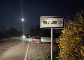 Na Kladensku našli ohořelého muže v lesním porostu. Policie případ vyšetřuje