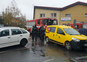 Neznámý pachatel probodal nádrže aut v Hostivici. Policie po něm pátrá