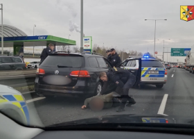 Kradené Audi s doprovodem slovili na Jižní spojce v Praze. Pěkná akce, jak z Cobry 11