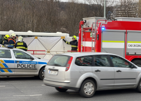 Dva mrtví na kolejích během hodiny v Praze. Jednoho zabil vlak, druhého tramvaj