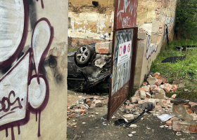 Dva těžce zranění v Praze po havárii auta. Přerazilo strom a zídku