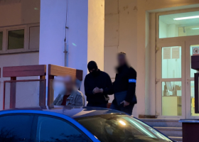 "Mordparta" pachatele dostala do hodiny od vraždy. Večer ho vezli kriminalisté do cely