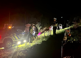Řidič v oktávce ujížděl nejdřív po Praze a pak po dálnici. Skončil v Mirošovicích s prostřeleným autem