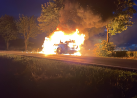 U Neratovic shořelo kompletně auto. Na místo musela i sanitka