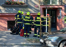 V domě na Vinohradech se ozvala exploze.  Několik zraněných