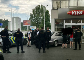 Zákrok 11. OOK Praha I. Řidič se pokusil ujet a pak vyskočil z auta, ve kterém jeho příbuzný minulý týden málem vykrvácel