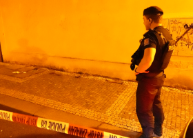 Muž se sekerou rozbil na Praze 2 několik aut. Hlídka OHSky ho zpacifikovala