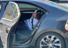 Policejní honička skončila nehodou. Řidič ujížděl v luxusním mercedesu