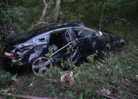 Audi letělo po nehodě vzduchem a lámalo větvě v třímetrové výšce. Spolujezdec zemřel