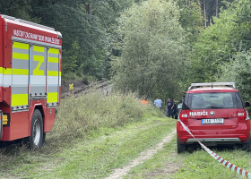 Vlak na Jičínsku srazil ženu s kočárkem. Vzléty dva vrtulníky