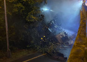 Na Spořilovské v Praze shořel kamion. Spadl dokonce ze silnice