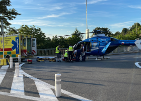 Žena spadla na kole ze třiceti metrů. Musel pro ni vrtulník a hasiči