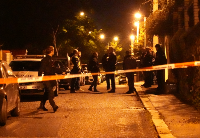 Policisté v Ústí nad Labem museli střílet. Napadl je muž s nožem a bodal jim do štítu