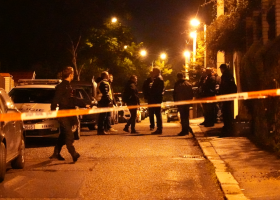 Policisté v Ústí nad Labem museli střílet. Napadl je muž s nožem a bodal jim do štítu