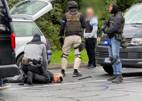 Národní protidrogová centrála zatýkala ve 4 krajích. Stopku dostali výrobci metamfetaminu. Do deseti zadržených