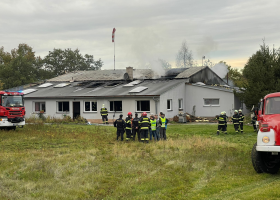 Na Kolínsku spadlo letadlo do hangáru a začalo hořet. Pilot zemřel