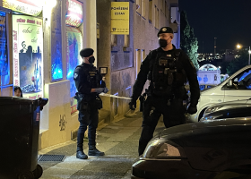 Pokus znásilnění a dvakrát napadení během jedné noci na Letné. Policie je v pohotovosti