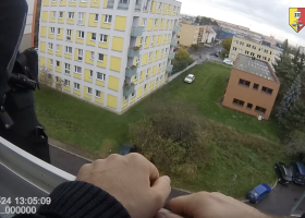 V pátém patře přelézal balkón, aby zachránil sebevražedkyni