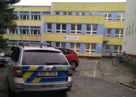 V Pardubicích někdo ve škole nastražil bombu. Policie školu evakuovala