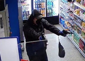 Střílel při přepadení benzínky. Nebezpečný lupič řádí na Ždársku