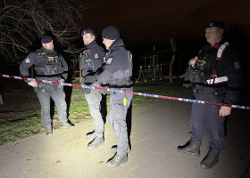 Muž zastřelil svoji ženu a dítě. Pak otočil zbraň proti sobě