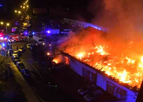 Hasiči v Chodově na Sokolovsku bojují s rozsáhlým požárem