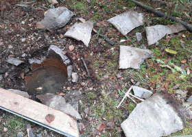 Výbuch zničil studánku v lese. Policie případ šetří