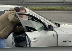 Pozor na fólie na předních sklech. Pokud nejsou homologované nebo nemají zákonnou propustnost, nemusí vás policie dál pustit