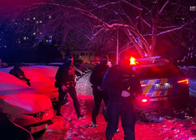 Muž pobodal dvě ženy, pak se pokusil napadnout policisty. Ti ho zastřelili