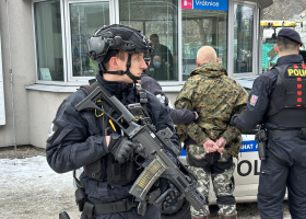 Muž vytáhl na ostrahu nemocnice ostrý revolver. Prvosledové hlídky ho zajistily