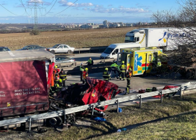 Vážná nehoda kamionů uzavřela Pražský okruh