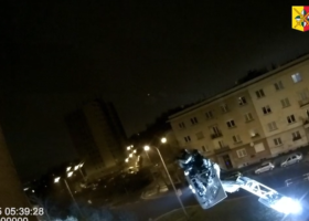 Vyjednavač, zásahovka, házení kamenů po policistech. Muž hrozil sebevraždou v Praze