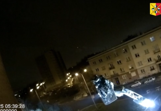 Vyjednavač, zásahovka, házení kamenů po policistech. Muž hrozil sebevraždou v Praze