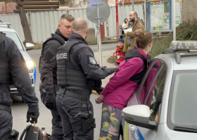Ve vlaku v Roztokách u Prahy došlo k pobodání. Pachatelku hlídky policie zajistily