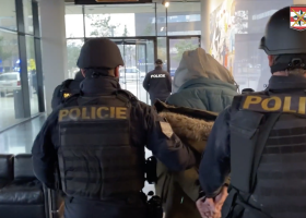 Pachatel hrozil pistolí, místo zapálil a v batohu měla být bomba. Podívejte se na záběry zákroku z Brna