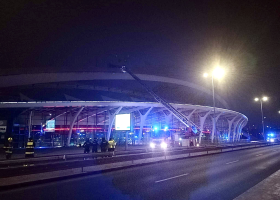 Na střeše budovy metra se cítil dobře. Policisté ho po sundání odvezli na ještě lepší místo