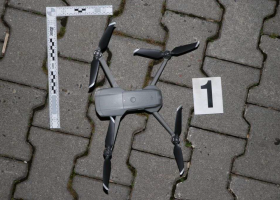 Ohrozil záchranářský vrtulník dronem. Policie mu sdělila obvinění