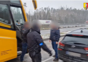 V autobuse chtěl podvodník opustit Česko. Kumpány pak posbírala zásahovka