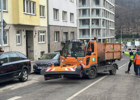 Nešikovný řidič multikáry zničil smetákem čtyři auta