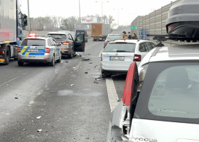 Policejní honička na Jižní spojce. ŘIdiče v kradeném autě zastavila až nehoda a vystřely