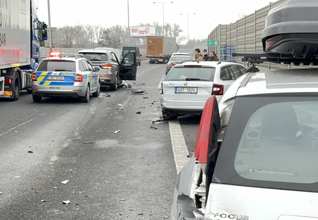 Policejní honička na Jižní spojce. ŘIdiče v kradeném autě zastavila až nehoda a vystřely