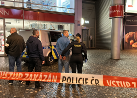 Pokus vraždy na pražském Andělu. Žena tady nalezla muže pobodaného v krvi